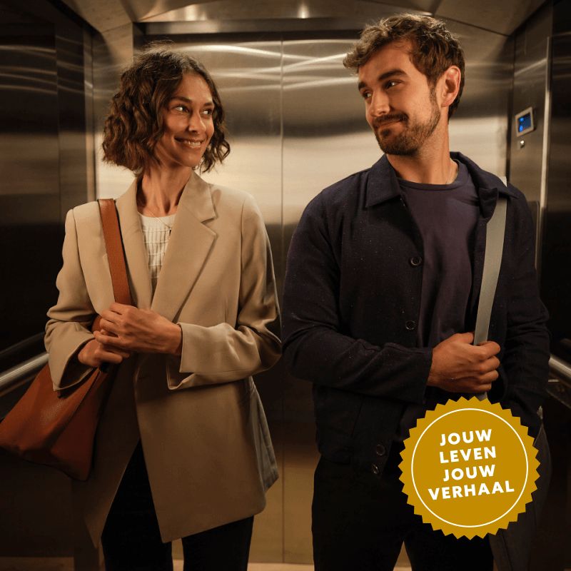 Man en vrouw in een lift